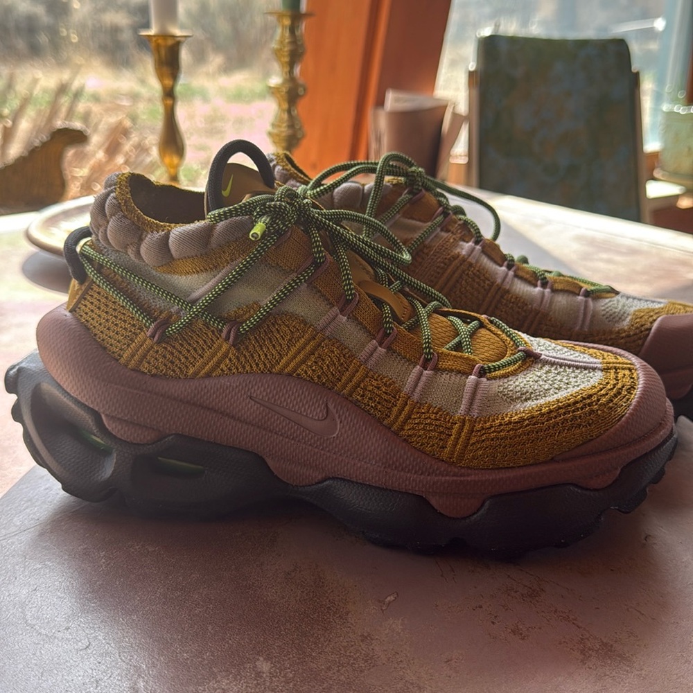 Nike Air Max Flyknit Venture Women's size 7.5